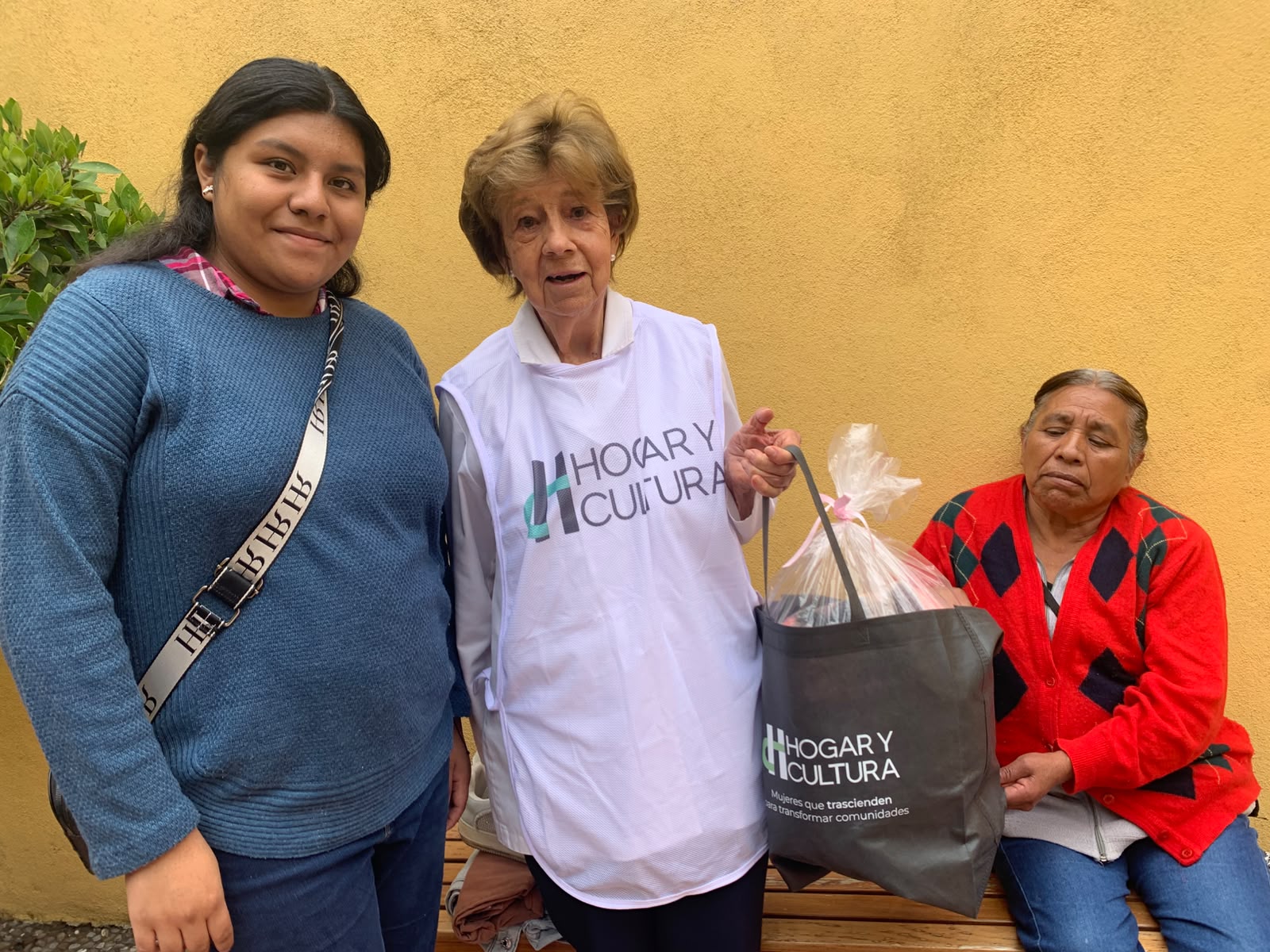 Entrega de apoyos de Hogar y Cultura